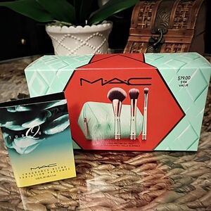 MAC Makeup Brush Set with Fragrance